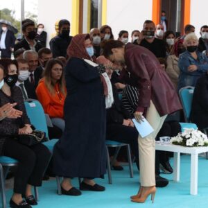 Banu Akdeniz Instagram - Evladını kaybetmiş bir annenin gözlerinin içini acıdan mutluluğa çevirmekten başka daha güzel ne olabilir🙏Ayşe annem,Sezer teyzem ,kardeşleri Erenimizin ,Orkunumuzun emanetleri bizlere,diğer şehit ailelerimiz gibi.Onlara verebileceğimiz en büyük şey evlatlarının hatıralarının yaşaması yaşatılması.Herkese Hayırlı Cumalar Rabbim tüm şehit ailelerimize sabır versin,şehitlerimizinde yattığı yeri cennet mekanı eylesin inşallah🙏 #erenbülbülözeleğitimanaokulu #orkuneyicekütüphanesi #ordu