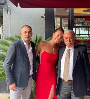 Banu Akdeniz Instagram - Hayatımda ki iki erkek ❤️ Her zaman her koşulda dağ gibi arkamda duran canım babam 🧚 ve iyi ki dediğim varlığını her daim yanımda hissettiğim kalbimin yarısı @kazimakdeniz