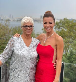 Banu Akdeniz Instagram - Kraliçem 👑 Canım annem hayattaki en büyük şansım seni çok seviyorum ❤️🧿 @ay.segul527