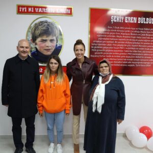 Banu Akdeniz Instagram - Evladını kaybetmiş bir annenin gözlerinin içini acıdan mutluluğa çevirmekten başka daha güzel ne olabilir🙏Ayşe annem,Sezer teyzem ,kardeşleri Erenimizin ,Orkunumuzun emanetleri bizlere,diğer şehit ailelerimiz gibi.Onlara verebileceğimiz en büyük şey evlatlarının hatıralarının yaşaması yaşatılması.Herkese Hayırlı Cumalar Rabbim tüm şehit ailelerimize sabır versin,şehitlerimizinde yattığı yeri cennet mekanı eylesin inşallah🙏 #erenbülbülözeleğitimanaokulu #orkuneyicekütüphanesi #ordu