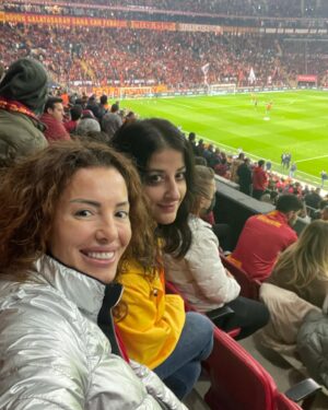 Banu Akdeniz Instagram - Ablasından doğumgünü hediyesi maça getirmek ama en büyük hediyeyi Galatasaray verecek ona 👊Doğumgünün kutlu olsun kardeşim hep mutlu ol 🙏yüzünü her daim güldüren insanlar çıksın karşına 🙏 Şansın bahtın hep açık olsun 🧿 @sevgiiceetinn