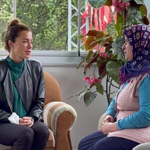 Banu Akdeniz Instagram - Evladını kaybetmiş bir annenin gözlerinin içini acıdan mutluluğa çevirmekten başka daha güzel ne olabilir🙏Ayşe annem,Sezer teyzem ,kardeşleri Erenimizin ,Orkunumuzun emanetleri bizlere,diğer şehit ailelerimiz gibi.Onlara verebileceğimiz en büyük şey evlatlarının hatıralarının yaşaması yaşatılması.Herkese Hayırlı Cumalar Rabbim tüm şehit ailelerimize sabır versin,şehitlerimizinde yattığı yeri cennet mekanı eylesin inşallah🙏 #erenbülbülözeleğitimanaokulu #orkuneyicekütüphanesi #ordu