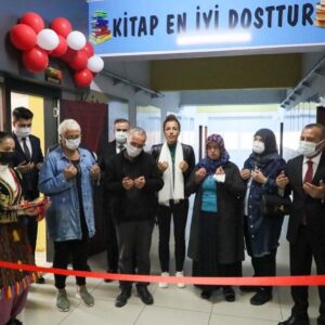 Banu Akdeniz Instagram - Yine çok şükür Rabbim’e bugünde Şehit jandarma Onbaşı Orkun Eyice kütüphanemizin açılışını dualarla yaptık.Başta Ordu Valimiz Tuncay Sonel ve Ordu Milli Eğitim Müdürü  Mehmet Fatih Vargeloğlu olmak üzere emeği geçen herkese sonsuz teşekkürler.Şehitlerimizi unutmayalım unutturmayalım onlar bizler için gözlerini kırpmadan canlarını feda ediyorlar,isimleri yaşatalım🙏#şehitorkuneyice  #ordukumruilçesi