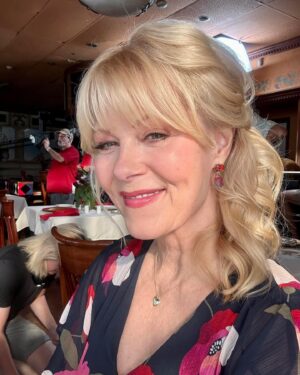 Barbara Niven Instagram - Dolores says hi! They’re just setting up for the next scene of our newest Hannah Swensen mystery movie. It’s so good to have the family together again. ￼￼Dolores and I can’t wait to share it with you! 😘❤️

#HannahSwensenMysteries