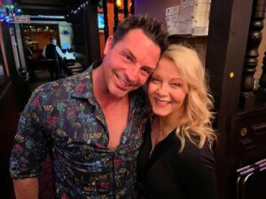 Barbara Niven Instagram - Look who I ran into last night! 💕 @brennanelliott2 #crosswordmysteries