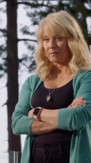 Barbara Niven Instagram - Have YOU had your sea moss tea today? 😜🍵 #motherknowsbest #chessies