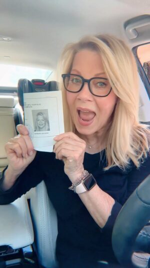 Barbara Niven Instagram - Mini Blondie vlog: Checking things of my ‘to-do’ list the other day, such a relief to have THIS done and over! 😅🚙🙌🏻 

PS…Anyone else still trying to get that endless to-do list done? 🙋🏼‍♀️

#drivingtest #studytime #chessies #sleuthers