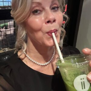 Barbara Niven Instagram - This week’s #throwbackthursday isn’t from very long ago, but in honor of the new #HannahSwensenMystery I wanted to share a few behind the scenes shots taken with some of the amazing cast and crew I get to work with. 💞 It was such a blast making this film! We hope you love it as much as we loved making it. 🥰

“Carrot Cake Mystery: A Hannah Swensen Mystery” premiers tomorrow (Friday) May 19th, 9/8c! 🕵️‍♀️🔍

#hallmarkmoviesandmysteries #sleuthers #carrotcakemurder #hallmarkmystery
