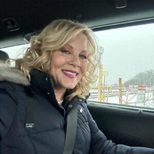 Barbara Niven Instagram - This week’s #throwbackthursday isn’t from very long ago, but in honor of the new #HannahSwensenMystery I wanted to share a few behind the scenes shots taken with some of the amazing cast and crew I get to work with. 💞 It was such a blast making this film! We hope you love it as much as we loved making it. 🥰

“Carrot Cake Mystery: A Hannah Swensen Mystery” premiers tomorrow (Friday) May 19th, 9/8c! 🕵️‍♀️🔍

#hallmarkmoviesandmysteries #sleuthers #carrotcakemurder #hallmarkmystery