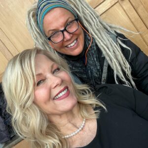 Barbara Niven Instagram - This week’s #throwbackthursday isn’t from very long ago, but in honor of the new #HannahSwensenMystery I wanted to share a few behind the scenes shots taken with some of the amazing cast and crew I get to work with. 💞 It was such a blast making this film! We hope you love it as much as we loved making it. 🥰

“Carrot Cake Mystery: A Hannah Swensen Mystery” premiers tomorrow (Friday) May 19th, 9/8c! 🕵️‍♀️🔍

#hallmarkmoviesandmysteries #sleuthers #carrotcakemurder #hallmarkmystery