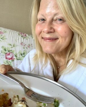 Barbara Niven Instagram - Is there anything better than breakfast in bed, especially when you don’t have to cook it yourself? One of my fave pleasures in the world is room service. ￼On the other hand I did not sleep very well, look at those dark circles.￼ Yikes. I’ll def be covering those up for the red carpet tonight. I’m working out with my trainer @jeffphillipsfitness by FaceTime, then the glam transformation process begins. Meanwhile this egg white frittata is pretty perfect. 😜