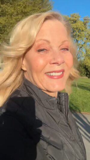 Barbara Niven Instagram - Happy Friday! 🤗💖 Leave a comment below with your favorite way to get some exercise in! ⬇️ #tgif