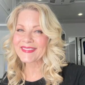Barbara Niven Instagram - So excited that they have finally made the announcement. The family is back shooting another #HannahSwensen mystery! It is so fun to step into Dolores’ red lips, nails, and high heels again. Thank you @alisweeney and @hallmarkmovie! And thank YOU for watching so that we can come together and do it all over again. See you soon! ❤️💋