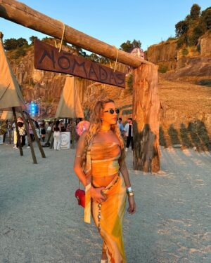 Bárbara Parada Instagram - Sinfonia de cores e melodias⛰️🎶🌄🪇🤸🏼‍♀️🧡