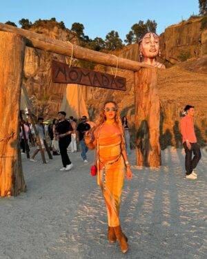 Bárbara Parada Instagram - Sinfonia de cores e melodias⛰️🎶🌄🪇🤸🏼‍♀️🧡