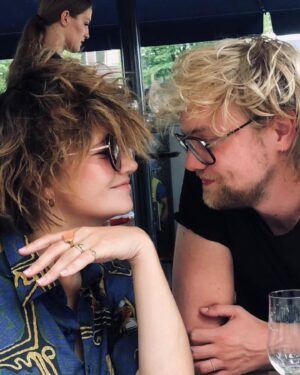 Barbara Sloesen Instagram - Pas nu ik ons ken weet ik wat ware liefde is. Of we nu zwieren door de stad, dansen in de badkamer, zingen onder de douche, knuffelen tot we in slaap vallen, drinken, drinken met vrienden, praten zonder stop, stil zijn wanneer nodig, lachen om en met elkaar, muziek maken, scènes oefenen, ons eigen taaltje spreken..Jij bent het altijd!♥️ 
Gefeliciteerd mijn allerliefste! 31!! @hofmanjoost