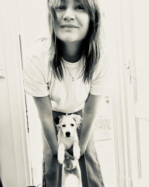 Barbara Sloesen Instagram - Ik ben opnieuw verliefd en het is zonder schuldgevoel, want sinds twee weken is Charlie in ons leven. Vanaf de straten van Călărași in Roemenië via @animalinneed bij ons. Gebroken staartje met gelijmd hart. Eigenlijk is ze al niet meer weg te denken uit ons leven, maar onlangs merkte ik echter dat ik wat ziekig begon te worden. Vroeger hebben wij altijd honden en katten in huis gehad en dat ging altijd goed, dus een allergie was niet het eerste wat in me opkwam. Helaas kan een allergie later opeens voorkomen. Dus, hup, ik een bloedtest doen en ja hoor: de bevestiging waarvan ik hoopte dat-ie nooit zou komen. Wie heeft dit bedacht? Een dieren allergie vind ik de gemeenste in zijn soort. 
Gelukkig zijn er wel ‘middeltjes’ voor zoals allergiepillen. Met liefde slik ik die voor onze lieve Charlie, maar mochten mensen hier gouden tips hebben… Roep! Ik zal je eeuwig dankbaar zijn, want onze Charlie aka Charles aka Charleston gaat niet meer weg!