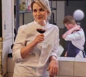 Barbara Sloesen Instagram - Nu je alle kerstfilms waarschijnlijk al hebt gezien leek het mij een goed moment te melden dat @kwestievangeduldfilm nú te zien is op Pathé Thuis!! Trek die overgebleven fles open, pak een dekentje, installeer je lekker op de bank en PROOST!