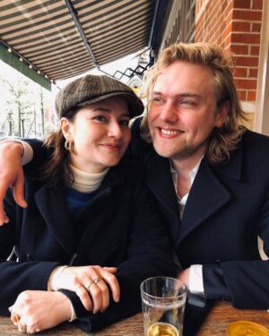 Barbara Sloesen Instagram - Pas nu ik ons ken weet ik wat ware liefde is. Of we nu zwieren door de stad, dansen in de badkamer, zingen onder de douche, knuffelen tot we in slaap vallen, drinken, drinken met vrienden, praten zonder stop, stil zijn wanneer nodig, lachen om en met elkaar, muziek maken, scènes oefenen, ons eigen taaltje spreken..Jij bent het altijd!♥️ 
Gefeliciteerd mijn allerliefste! 31!! @hofmanjoost