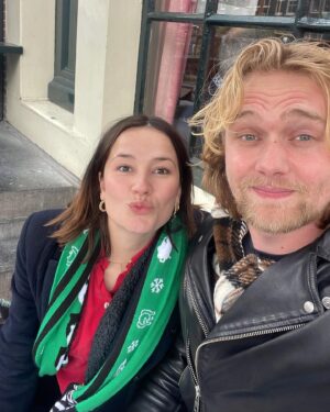 Barbara Sloesen Instagram - Pas nu ik ons ken weet ik wat ware liefde is. Of we nu zwieren door de stad, dansen in de badkamer, zingen onder de douche, knuffelen tot we in slaap vallen, drinken, drinken met vrienden, praten zonder stop, stil zijn wanneer nodig, lachen om en met elkaar, muziek maken, scènes oefenen, ons eigen taaltje spreken..Jij bent het altijd!♥️ 
Gefeliciteerd mijn allerliefste! 31!! @hofmanjoost