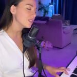 Barbara Lune Instagram - J’aime tellement cette chanson de @jdoreofficiel 😍 #juliendoré #juliendorécover #juliendoréreprise #pianovoix #singer #nous #nouscover #nousreprise #juliendorénous