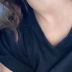 Barbara Lune Instagram - J’ai voulu trouver une photo qui date de la période où j’ai appris que j’avais cette maladie auto-immune qui s’appelle la thyroïdite d’ #hashimoto, mais j’étais tellement fatiguée et au bout du rouleau que j’en ai pas trouvé sur mon tel … c’est fou ! Alors je mets cette photo d’un de nos plus beaux souvenirs de cet été, pour remercier mon amoureux d’être là avec moi pour me soutenir et avoir tenu le choc.. parceque au delà de la fatigue, de la perte de mémoire, de constipation ( et oui 🤣), intolérance au froid et de mon incapacité à perdre du poids ( plutôt même d’en prendre), un des symptômes principaux c’est les changements d’humeurs et ça, pour le partenaire, c’est pas facile.. Alors MERCI ❤️ J’ai tout foutu sur le dos du post partum et le seul déclic c’est ce maudit cou qui a gonflé .. et diagnostic établit après plusieurs prise de sang, scintigraphie, échographie .. Vous avez été nombreuses à me demander alors voilà, venez on en parle. Personne ne nous dit que la #thyroïde peut deconner aussi facilement sans savoir pourquoi. Ce serait du à la deuxième grossesse mais sans cette grosseur dans le cou je ne l’aurais JAMAIS SU ! Foutu #postpartum ➡️ swipe pour voir mon énorme cou 🤣 Aujourd’hui je suis sous traitement à vie mais ça va tellement mieux ❤️ Love U @djniko_sainttropez ❤️