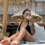 Barbara Lune Instagram - Vibes magiques à Ibiza ✨ Après une soirée inoubliable hier soir où j'ai eu la chance de chanter sur cette île enchanteresse 🎤🏝️ Aujourd'hui, je me détends avec style, un délicieux cocktail à la main, merci à @okuhotels pour l’accueil🍹💕 Qui d’autre rêve de vacances ici ? 💭 PS : L’abus d’alcool est dangereux pour la santé, à consommer avec modération ⚠️ #ibizavibes #okuhotels #liveperfomance #summerinibiza