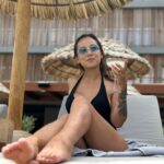 Barbara Lune Instagram - Vibes magiques à Ibiza ✨ Après une soirée inoubliable hier soir où j'ai eu la chance de chanter sur cette île enchanteresse 🎤🏝️ Aujourd'hui, je me détends avec style, un délicieux cocktail à la main, merci à @okuhotels pour l’accueil🍹💕 Qui d’autre rêve de vacances ici ? 💭 PS : L’abus d’alcool est dangereux pour la santé, à consommer avec modération ⚠️ #ibizavibes #okuhotels #liveperfomance #summerinibiza