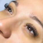 Barbara Lune Instagram - Bientôt 2020 !!! ❤️ Prête pour attaquer l’année avec mes cils par ma copine Megane chez @afavoritenails 😍 Elle a ouvert son salon dans le golf de saint Tropez (Gassin) N’hésitez pas à la contacter elle est top je suis fan 🔥🔥🔥 Je suis trop contente pour mes premières photos avec bébé 😋 Je vous mets toutes ces prestations juste dessous ! Son salon est ouvert toute l’année ❤️ Salon de beauté spécialisé dans l’onglerie et le regard ✨ Prestations proposées : * semi permanent * Gel & rallongement au chablon * Beauté des pieds complète ( gommage ... ) * Extension de cils ( cils à cils / Russe ) * Réhaussement de cil & teinture * Épilation sourcil & teinture Situation : les Cyclades, route de Saint-Tropez, 83580 Gassin ☎️ 06 35 18 32 18 @afavoritenails