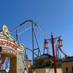 Barbara Lune Instagram - Je reviens de #portaventura en famille, je te fais un petit recap des « do’s » and « don’t » ! Pour que ton séjour soit agréable, je te conseille d’éviter le mois d’août, les vacances scolaires espagnoles et les week ends (sauf hors périodes scolaires) ! Si tu es avec ton/tes enfants et que tu es obligé(e) de partir en période de vacances, tu peux acheter des fast pass pour te relayer avec ton/ta partenaire ! Les fast pass premium a partir de 108 euros par personne et par jour, et ils prennent ta photo donc nominatif. Je te les conseille vraiment en août. Il y a énormément de monde. (2h30 de queue pour les attractions principales) Par contre concernant les fast pass max, ils ne prennent pas la photo mais tu as le droit qu’à un seul passage par attraction ( donc se répartir les attractions si vous prenez un pass pour 2 ) certaines attractions comme Uncharted ont la file « single rider » pour aller plus vite si tu es seul(e) Je te conseille les pass vraiment en août, sinon c’est une organisation militaire pour pouvoir faire quelques manèges .. Les attractions pour enfants n’ont pas de fast pass, il y a beaucoup d’enfants le matin, mais moins d’enfants en fin d’aprem.. voir soirée ( meme si c’est pas idéal pour la routine du dodo 😂) Si tu es un(e) gros(se) flemmard(e) comme nous, tu peux louer des motos à l’entrée du parc, mais faut les louer très tôt le matin à l’ouverture du parc, selon la disponibilité ils ne les louent que pour les gens avec certificat médical (normal lol) Niveau resto je te conseille « raco de Mar » au monde méditerannée (entrée principale) mais niveau prix c’est 29 euros le menu avec entrée/plat/dessert/1 boisson (même vin) et le menu enfant à 13 euros. Un peu moins cher tu as le « bora bora » en Polynésie qui est top aussi ! Et encore moins cher le resto sur la place dans le monde Chine. Pour uncharted qui a jusqu’à 3h d’attente en août, tu as la possibilité de le faire le matin 2h avant l’ouverture du parc si tu es dans un hôtel thème far west ( jusqu’au 11/09/23) Sinon globalement les meilleures périodes sont mars avril avant les vacances et pendant Halloween en semaine ! Aimes tu les parcs d’attractions ? ❤️