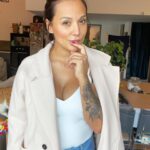 Barbara Lune Instagram - Plus que 6 kilos à perdre ! Pour fêter ça j’ai fait du shopping ! Ça faisait une éternité ! 🥰 Quel style vous préférez? 1,2,3,4 ou 5 ? 😍 Il y a jusqu'à 85% de réduction sur leur site ! C’est maintenant ou jamais ! ❤️ Avec mon code : Lune22 @sheinfrance_ #SHEINblackfriday #SHEINgoodfinds #Sponsorisé Photo 1 : SHEIN X Stephanie Durant Sweetheart Neck Raglan Sleeve Sweater 7510722 Et High Waist Slant Pocket Skinny Jeans 6248377 Photo 2 : Solid Slim Fit Cami Bodysuit 10267928 Et SHEIN PETITE Drop Shoulder Double Breasted Pocket Patched Overcoat 6332992 Et High Waist Slant Pocket Skinny Jeans 6248377 Photo 3: Turtleneck Ribbed Knit Tee & Flare Skirt 7242517 Photo 4: THE ROLLING STONES Mouth And Letter Graphic V Neck Tee 10856795 Photo 5: Boat Neck Lace Up Cuff Batwing Sleeve Sweater Without Belt 11603852 Et Solid High Waisted Biker Shorts 2041774