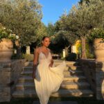 Barbara Lune Instagram - Un air de dolce vita 🇮🇹 Vous préférez la deuxième ou la troisième photo ? ✨❤️ @partyfirstclass #partyfirstclass #thisissttropez #soireeprivée