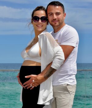 Barbara Lune Instagram - Nico et moi même sommes très heureux de vous annoncer que la famille s’agrandit très prochainement… Esteban va être grand frère ! 
😍❤️🙏🏼

 #17sa #grossesse #pregnant #pregnancy #pregnancyannouncement #annoncegrossesse

Credit photo : @clic.photo.by.bakir
