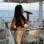 Barbara Lune Instagram - Petit moment volé au sound check avant la soirée à @edenplagesttropez ❤️ si vous souhaitez une ambiance sympa avec des artistes dans le golf de #sainttropez avec un cadre magnifique (et bien aéré c’est important en ce moment 🙏🏼) c’est la bas que ça se passe !! Prenez soin de vous ❤️ @_irina_eden @djniko_sainttropez