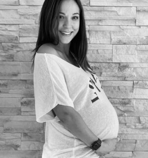 Barbara Lune Instagram - Coucou tout le monde,
Je reçois énormément de messages par rapport au #CMV (cytomegalovirus) , des plus positifs aux plus tristes .. ça me touche énormément ! 
Je peux pas répondre à tout le monde mais sachez que je vous lis ! 🙏🏼 Je reçois aussi beaucoup de questions, ça me fend le cœur pour certaines.. 😔 mais je ne suis pas médecin et je ne veux pas vous dire de bêtises... le mieux est de voir avec eux, les médecins. La SEULE CHOSE que je peux vous dire, c’est de fuir les discours en mode : « pas la peine de faire le test », que c’est : « pas grave », ou encore : « ça n’arrive qu’aux personnels de crèche». Pfffff... FAUX, FAUX, FAUX ET ARCHI FAUX!!!!!!
On peut avoir des symptômes comme la grippe, ou beaucoup plus graves comme des hépatites, ou comme moi par ex: AUCUN symptôme. Donc on peut passer complètement à côté du cmv alors qu’on l’a! La « chance » dans mon malheur c’est qu’un proche a eu de graves symptômes et le médecin lui a demandé de prévenir les femmes enceintes autour de lui ! Donc j’ai été diagnostiqué très tôt ! 
Il faut faire confiance aux médecins, être positifs (maman, MAIS AUSSI papa) jusqu’àu bout!! Avec la bonne nouvelle de l’IRM on peut enfin souffler (même si le combat n’est pas terminé encore...) mais ce n’est pas le cas pour tout le monde, Alors futurs parents renseignez vous 🙏🏼 (sans devenir paranos non plus et en adoptant des précautions d’hygiène nécessaire ! Ça vaut aussi pour papa qui embrasse maman !!!) Pour mieux comprendre la maladie, les mesures d’hygiène, etc... : - Demander à son gynécologue, - Se renseigner auprès d’associations  comme « chanter, marcher, vivre »
- S’informer sur le net (pas les forums hein, mais des articles sérieux ...) Et pour info, il y a plus d’enfants contaminés au CMV que ceux contaminés par la toxoplasmose ... Mais pas de dépistage obligatoire en France.
Ça fait réfléchir hein .. Courage à tous les parents qui vivent et traversent cette épreuve ... Voilà j’espère avoir pu vous aider pour toutes celles et ceux à qui je n’ai pas pu répondre ! ❤️
Barbara 
#stopcmv