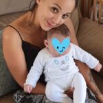 Barbara Lune Instagram - Pas de photo glamour bien coiffée, mais la réalité de maman. Mais franchement c’est le plus grand bonheur du monde que je souhaite à tous ❤️ quand il n’y avait que moi j’étais obsédée par des choses futiles, mais maintenant tu es ma priorité ❤️ même si je pense à mes 9 kilos en trop que je n’ai toujours pas perdu. En même temps Esteban n’a que 3 mois et demi pile poil, j’ai largement le temps. J’ai un chéri merveilleux qui me dit tous les jours que je suis magnifique et ce soutien là c’est le plus important. Je voudrais dire à toutes les mamans qui galèrent a perdre leur kilos comme moi , c’est NORMAL, on a mis 9 mois à faire notre chef d’œuvre, il faut au moins 9 mois pour s’en remettre 🥰😏 et dites FUCK a tous ceux qui pourraient vous mettre la pression sur ça. AMEN. 👌🏼🤣
