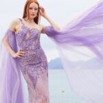 Barbara Meier Instagram - ᴬᴺᶻᴱᴵᴳᴱ Ich bin ja jedes Jahr auf dem Filmfest in Cannes und liebe die Stimmung hier einfach. Man trifft so viele Kollegen, Geschäftspartner und Kunden und schmiedet Pläne für tolle Projekte. Dieses Jahr gibt es ein weiteres Highlight, denn @magnum stellt hier seine beiden neuen Kreationen vor - Euphoria Pink Lemonade & das vegane Chill Blueberry Cookie. Ich bin ja echt ein Riesenfan von Eis. Gestern stand ganz im Zeichen von Chill. Am Nachmittag kam die Sonne raus und wir haben auf dem Magnum Beach relaxt und den Abend durften wir bei einem superleckeren Dinner ausklingen lassen. Zwei echte Entspannungsmomente zwischen dem ganzen Filmfest-Trubel. #MagnumEuphoria #MagnumChill #FolgeDeinemGenuss Dress 1: @caviar.couture Via @mephistophelesproductions Dress 2: @dobrzanska_couturehouse Jewlery @lamarquisejewellery Via @theredcarpetshowroom