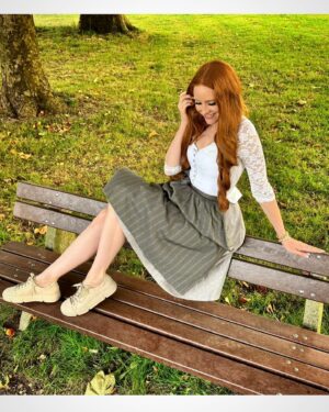 Barbara Meier Instagram - ᴬᴺᶻᴱᴵᴳᴱ Dieses Jahr trage ich zum Oktoberfest nicht nur High Heels, sondern auch Sneakers. Ich liebe es, ohne Fußschmerzen mit meinen Freunden tanzen zu können. 😄
Allerdings müssen sie vom Look natürlich auch zum Dirndl passen. Meine Favourites sind dieses Jahr von Rieker. Sie sind nicht nur super bequem, sondern haben auch noch einen schönen Look. ☺️

#tracht #oktoberfestlook #rieker #sneaker #fairfashion #dirndl #dirndllook