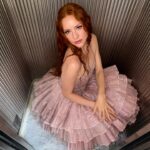 Barbara Meier Instagram - Schnappschuss beim Aufzugfahren ✨ Danke @anne_marie_wittchen für das spontane Foto im Aufzug. 😄 Wer braucht schon Fotostudios? 😄 #cannes #elevator #schnappschuss #aufzug #filmfestival #styling #wetlook @marinahoermanseder #redhead