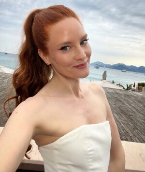 Barbara Meier Instagram - Ich freue mich so, wieder in Cannes zu sein! Ich hab hier so viele schöne Momente erlebt, wundervolle Filmpremieren besucht, faszinierende Menschen getroffen und vor allem ist Cannes natürlich der Ort, an dem Klemens und ich uns verlobt haben ❤️
Selbst wenn es hier dauernd regnet, genieße ich jeden Moment ❤️