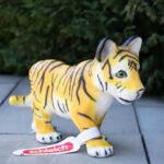Barbara Meier Instagram - ᴬᴺᶻᴱᴵᴳᴱ * ᴳᴱᵂᴵᴺᴺˢᴾᴵᴱᴸ Schaut mal, wer am Wochenende bei uns eingezogen ist. 🐯😀 Ich hab als Kind schon immer mit Tieren von Schleich®️ gespielt. Da waren sie allerdings noch ein bisschen kleiner. 😂 Weil die Nachfrage so groß war, gibt es einige Tiere jetzt in lebensechter Größe. Sie werden individuell auf Anfrage angefertigt und handbemalt. So ist jedes ein echtes Unikat. Marie-Therese liebt unseren Babytiger und ich finde er ist ein richtig tolles Design-Objekt (für drinnen und draußen geeignet) Das Tolle ist: ich darf einen Babytiger an Euch verlosen!!Folgt @schleichdeutschland und kommentiert hier, warum ihr einen Babytiger möchtet. Und über Namensvorschläge freue ich mich auch. 😄😉 Teilnahmeschluss ist der 27.07.2023 Die Ziehung der Gewinner und Versand des Gewinns erfolgt über schleich®️. (Teilnahmebedingungen findet ihr hier: https://www.schleich-s.com/media/terms/Teilnahmebedingungen_Gewinnspiel_Barbara.pdf) Für alle, die generell mal stöbern möchten bei SCHLEICH - es gibt für Euch auch einen Rabattcode. Mit „Barbara20“ bekommt Ihr 20% Rabatt im Onlineshop auf Figuren und Spielsets (bis zum 24. August & nicht kombinierbar mit Produkten im Sale)! 💛 #schleichXXL #schleichgroßfiguren #kindheitstraum #babytiger #schleich