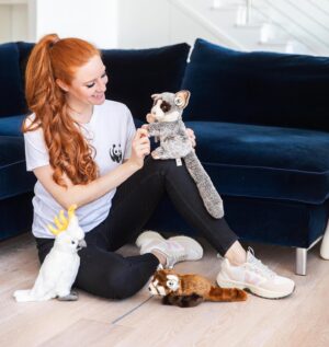 Barbara Meier Instagram - ᴬᴺᶻᴱᴵᴳᴱ Wie Ihr wisst, unterstütze ich den WWF ja schon seit Jahren und bin ganz begeistert von all den tollen Produkten, die sie in ihrem neuen Onlineshop anbieten. 🖤🤍 Es ist ja leider immer noch nicht ganz einfach, cool designte, fair produzierte Kleidung zu finden. Da ist es so praktisch, wenn man dann einen Anlaufpunkt hat, wo man wirklich drauf vertrauen kann, dass alles, was man dort findet auf jeden Fall mit ressourcenschonenden Prozessen und nachhaltigen Herstellungsverfahren produziert wurde. Zudem fließen alle Erlöse des WWF Onlineshops in die Arten- und Naturschutzprojekte des WWF Deutschland. 🌍

Und ich hab sogar eine kleine Überraschung für meine Kleinen gefunden. Marie-Therese hat gelernt, was ein Buschbaby ist und war ganz verwirrt, wieso ein Busch Babys bekommen kann.
😂 ❤️ 

Den Shop findet Ihr unter: shop.wwf.de 

@wwfmarket @wwf_deutschland @veja #fairfashion #sustainablefashion #nachhaltigkeit #wwf #sustainability