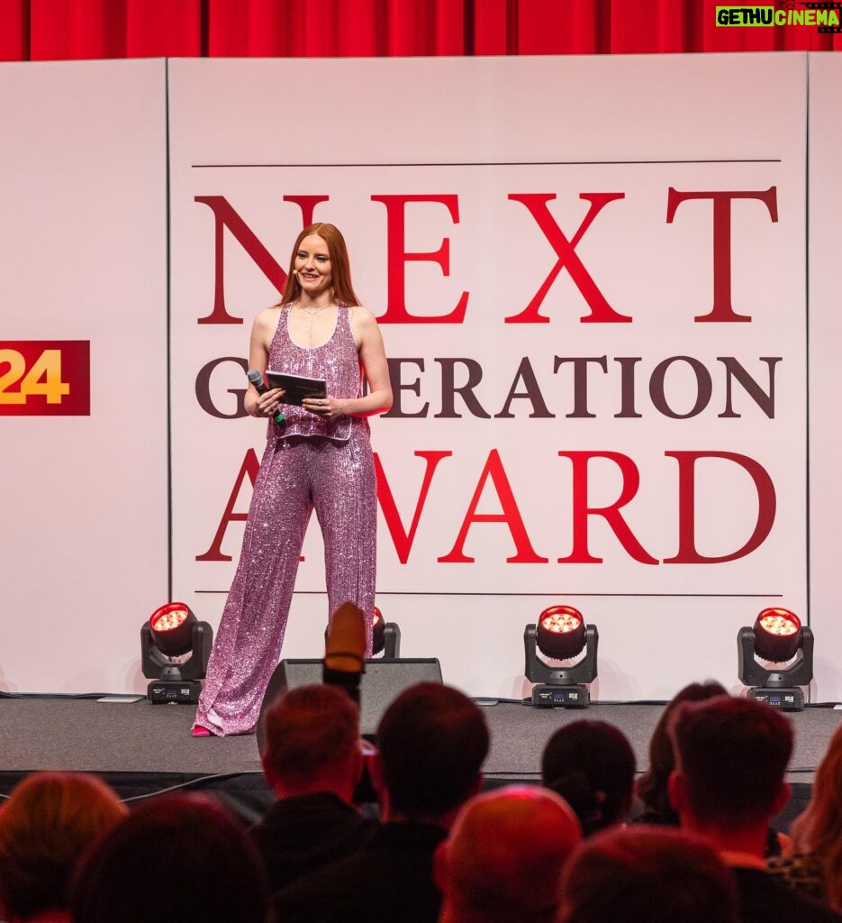 Barbara Meier Instagram - Diese Woche durfte ich die ersten Next Generation Awards der Mediengruppe Österreich moderieren. Es hat unglaublichen Spaß gemacht und ich durfte tolle Talente der neuen Generation kennenlernen! Danke an mein tolles Team und die wirklich angenehme Arbeit ☺️ @jenny.magin @oe24.at Styling by @themikeyork Schmuck @bucherer Outfit @tomford Schuhe @humanicshoes Agent: @drbinh 😎 Photos: (c) Philipp Lipiarski & Johannes Kernmayer