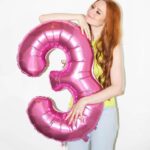 Barbara Meier Instagram - Wahnsinn, dass meine „Kleine“ jetzt schon 3 Jahre alt ist 🙈 Die Zeit vergeht so schnell und ich würde am liebsten jeden Moment für immer festhalten. Ich kann mich noch so gut an den ersten kleinen Schrei erinnern, den ich von ihr gehört habe und jetzt sitzen wir gemeinsam am Tisch und können schon richtige ‚Gespräche‘ führen. (Langsam werden ihre Argumente auch immer besser und immer öfter muss ich zugeben, dass sie bei einer „Diskussion“ Recht hat 😄 Wobei… das könnte auch dran liegen, dass das Stillen mich echt vergesslich macht und ihr Gedächtnis wirklich gut ist 😂) #3yearsold #mylittlegirl #proudmommy #girlsmom