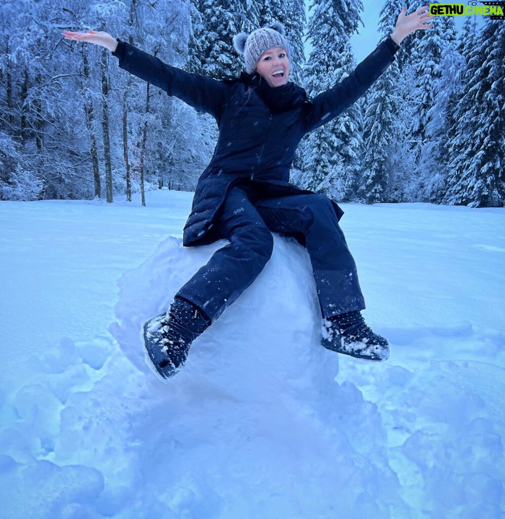 Barbara Meier Instagram - „Mama sag ‚Cheese‘!“ 😄 Erstes Foto, dass Marie-Therese von mir gemacht hat. Normalerweise fotografiert sie immer nur Wände, Zimmerdecken oder ihr Spielzeug 😄 Wir haben den vielen Schnee genutzt und eine echt große Schneekugel gemacht. Mama musste Probe sitzen, ob sie auch hält 😂 Ich freue mich immer sehr, dass es bei uns (noch) 4 Jahreszeiten gibt. Auch wenn es echt kalt ist, ist der Winter doch etwas echt Besonderes ❄️ #familytime #snowday #winterwonderland #momlife