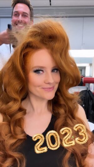 Barbara Meier Instagram - ✨2023✨
Bei mir eine Mischung aus Glamour und ungeschminkt beim Kindergeburtstag. 😄 Ich bin sehr glücklich, dass ich den größten Teil des Jahres mit meinen Kids verbringen konnte und genieße jede Sekunde mit ihnen, aber trotzdem auch dazwischen so wunderschöne Jobs machen durfte wie Jury-Mitglied bei Dancing Stars zu sein, meine nachhaltige Dirndl Kollektion zu präsentieren, für und mit Arnold einen Teil des Austrian World Summits zu moderieren, „Löwin“ bei 2 Minuten 2 Millionen zu sein, bei Dahoam is Dahoam in einer Filmrolle endlich mal bayerisch zu sprechen, …
Ich bin sehr dankbar für alles, was ich in diesem Jahr erleben durfte! Für diese wunderschönen Momente, aber auch für die schwierigen, stressigen oder enttäuschenden Zeiten (die ich natürlich auch habe), denn in diesen Zeiten habe ich am meisten gelernt und auch die gehören zum Leben nunmal dazu. 

Danke @drbinh, dass Du mich bei meinen beruflich Abenteuern immer begleitetest.
Und natürlich danke an meinen Mann, der mich bei vielen privaten Abenteuern begleitet, die man definitiv mit zwei kleinen Kindern hat 😂

#2023 #thankful #momoftwo