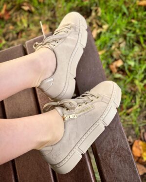 Barbara Meier Instagram - ᴬᴺᶻᴱᴵᴳᴱ Dieses Jahr trage ich zum Oktoberfest nicht nur High Heels, sondern auch Sneakers. Ich liebe es, ohne Fußschmerzen mit meinen Freunden tanzen zu können. 😄
Allerdings müssen sie vom Look natürlich auch zum Dirndl passen. Meine Favourites sind dieses Jahr von Rieker. Sie sind nicht nur super bequem, sondern haben auch noch einen schönen Look. ☺️

#tracht #oktoberfestlook #rieker #sneaker #fairfashion #dirndl #dirndllook