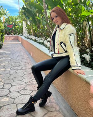 Barbara Meier Instagram - Beverly Hills 🌱 

#tb #la #beverlyhills #throwback #redhead