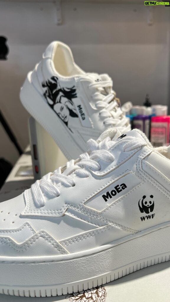 Barbara Meier Instagram - ᴬᴺᶻᴱᴵᴳᴱ Gestern durfte ich zusammen mit dem WWF-Online Shop ein Paar MoEa Sneaker zu einem ganz besonderen Einzelstück machen. Die Schuhe sind nachhaltig und werden aus biologischen Abfällen hergestellt. 🌱 Wenn Ihr „mein“ Paar gewinnen möchtet, müsst Ihr hier in den Kommentaren nur eine Frage beantworten: „Seit wann gibt es den WWF Deutschland?“ Das Paar ist Größe 39. 👟👟 Den Gewinner lose ich am 20.11. aus. @shop.wwf.de #wwfonlineshop #moea #sneaker #design #nachhaltig #vegan @unique_pieceshh Das Gewinnspiel steht in keiner Verbindung zu Instagram/Facebook und wird in keiner Weise von Instagram/Facebook gesponsert, unterstützt oder organisiert. Der Empfänger der vom Teilnehmer bereitgestellten Informationen ist nicht Instagram, sondern der WWF Onlineshop als Betreiber des Instagram Accounts (@https://www.instagram.com/shop.wwf.de/) (kurz: „Veranstalter“). Die bereitgestellten Informationen werden einzig für das Gewinnspiel verwendet. Eine Teilnahme am Gewinnspiel ist ausschließlich zu den hier aufgeführten Bedingungen möglich. Mit der Teilnahme erkennt der Teilnehmer diese Teilnahmebedingungen ausdrücklich an. Der Veranstalter behält sich vor, das Gewinnspiel zu jedem Zeitpunkt ohne Vorankündigung und ohne Angabe von Gründen abzubrechen oder zu beenden.