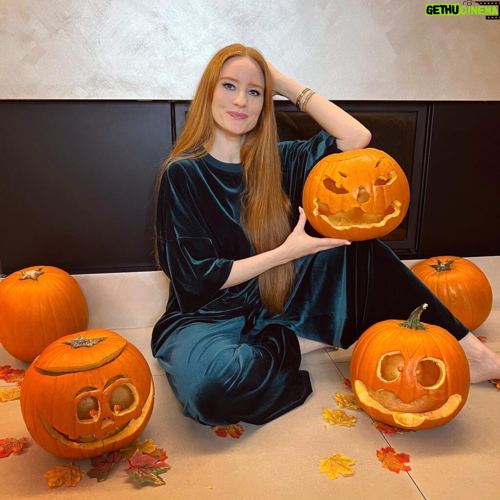 Barbara Meier Instagram - Halloween kann kommen! 🎃Unsere Kürbisse sind fertig geschnitzt und die Kinder haben passende Kostüme. Dieses Jahr durfte Marie-Therese die Vorlagen aussuchen und Mama und Papa mussten versuchen, es dann richtig auszuschnitzen 🎃 😄 #halloween #kürbis #kürbisse #schnitzen #momlife